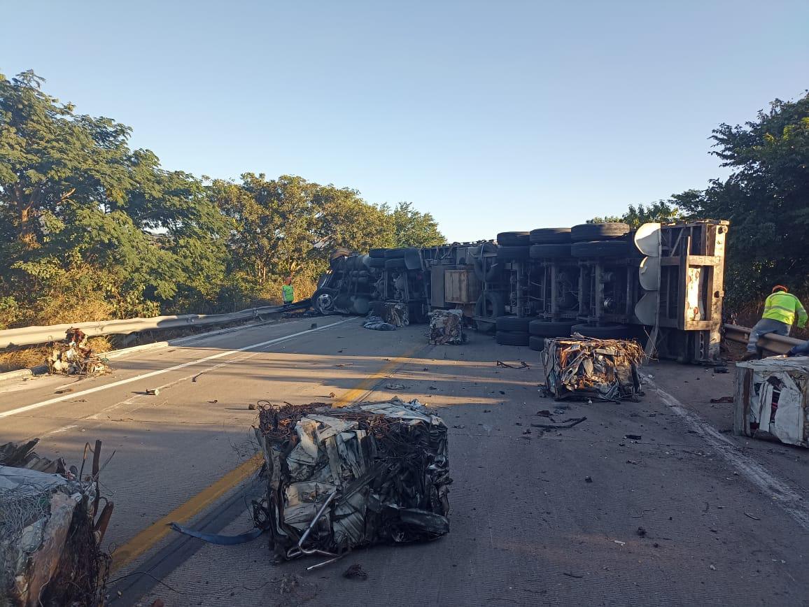$!Vuelca tráiler cargado de chatarra y obstruye la autopista a la altura de Rosario