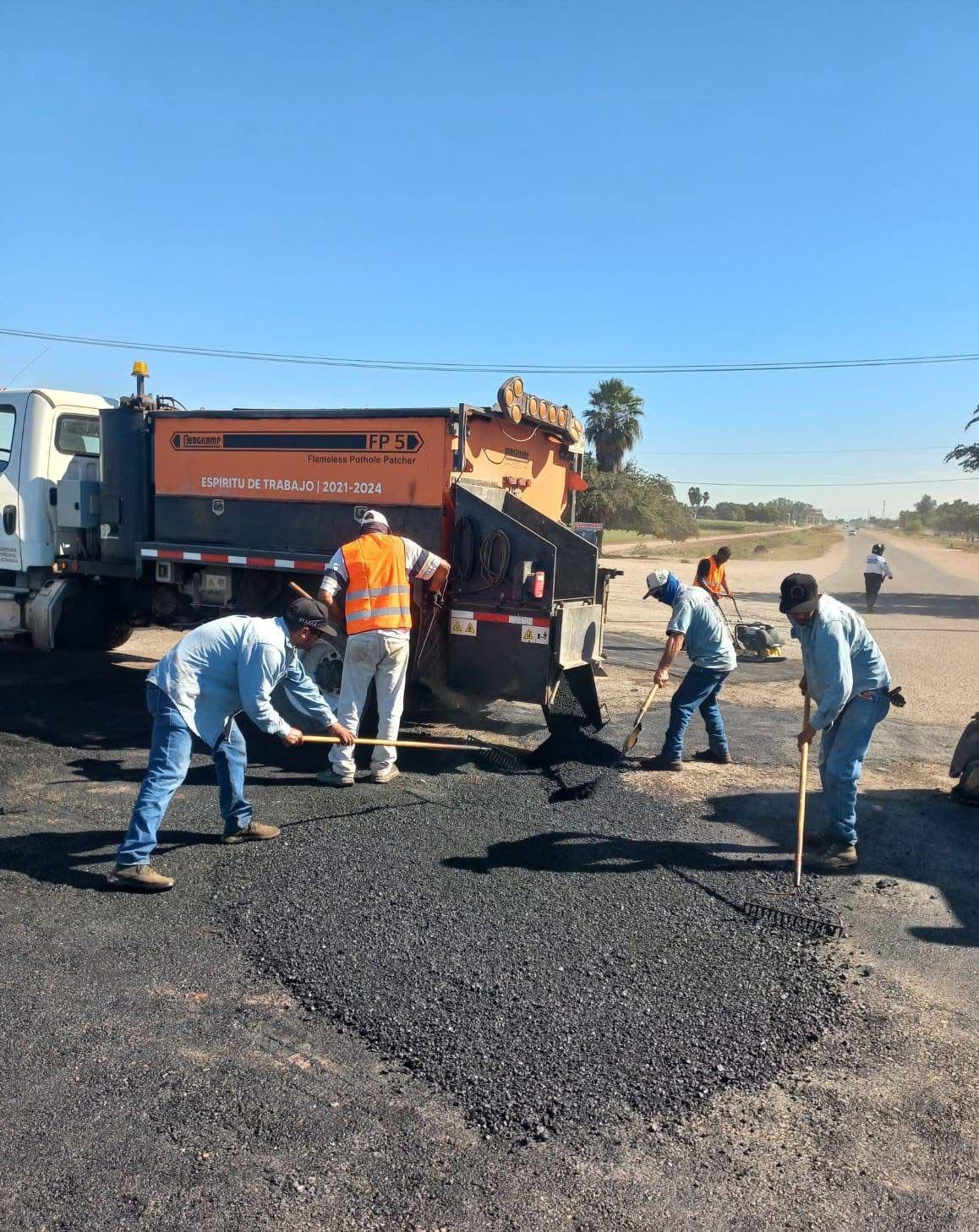 $!Intervienen de urgencia en bacheo del Lateral 18 en Ahome ante daños por carga pesada