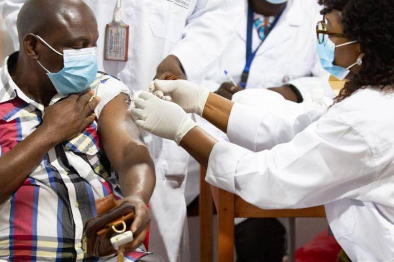 Es ‘prematuro y poco realista’ pensar que el Covid-19 desaparecerá en 2021: OMS