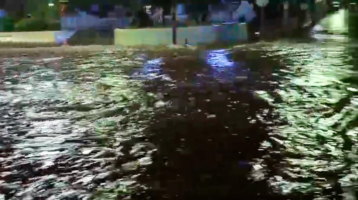 $!Rescatan a dos mujeres arrastradas por arroyo en colonia Popular, en Culiacán