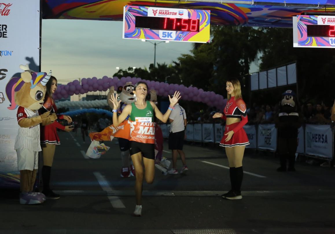 $!Italia Rosas y Roberto Medina se apoderan de la competencia 5K del Maratón Mazatlán