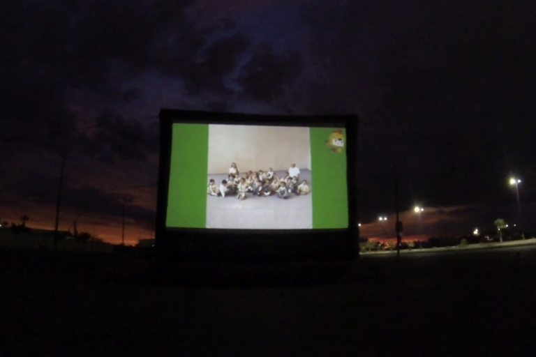 Culminan etapa estudiantil en formato autocinema