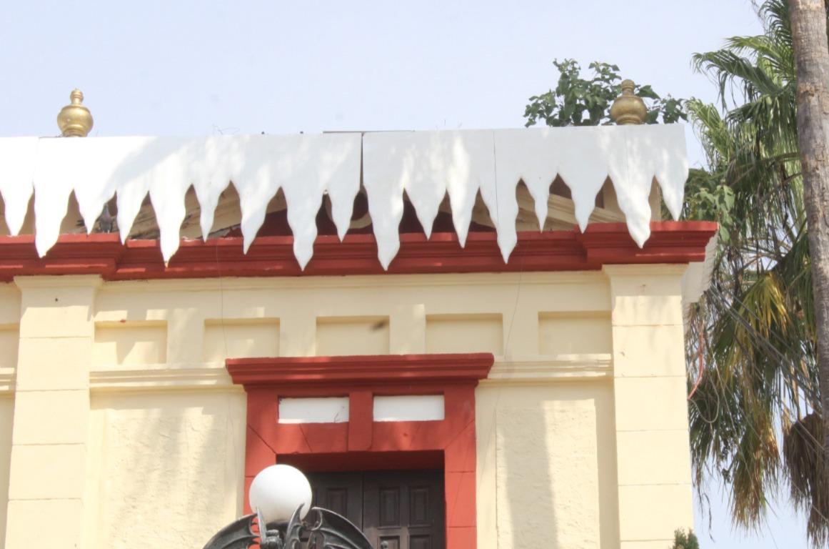 $!Decoran fachada del Ayuntamiento de Rosario; olvidan malas condiciones del resto del edificio