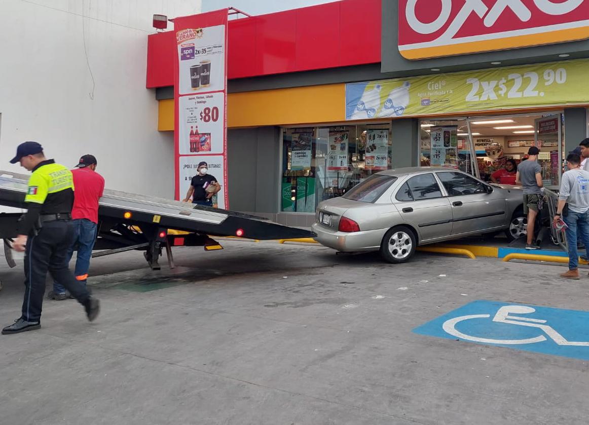 $!Mujer sufre desmayo mientras conducía y se ‘mete’ a tienda en Mazatlán