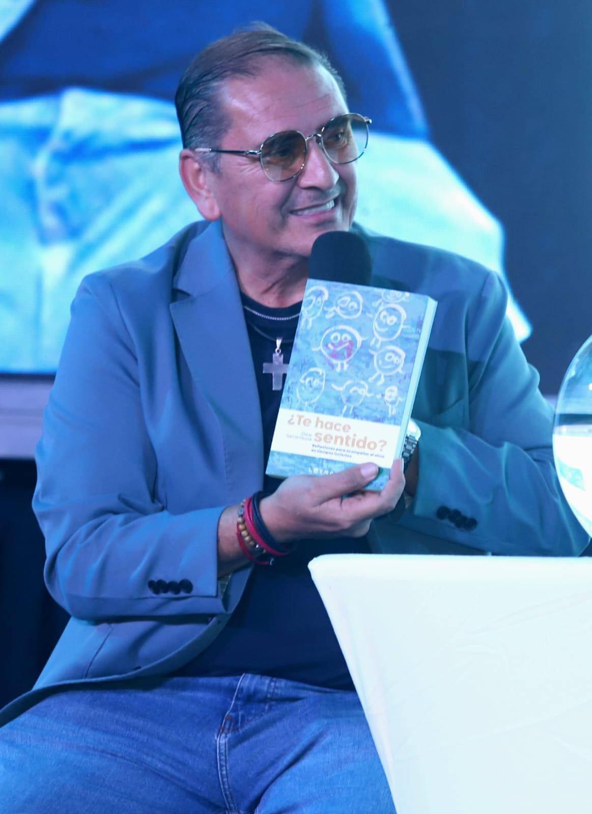 $!Óscar García en la presentación de su libro ¿Te hace sentido?, que se celebró en el Teatro El Cid.