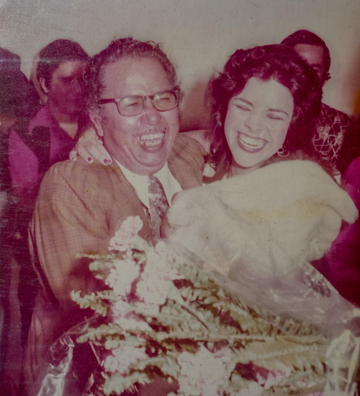 $!Acompañada de su padre, cuando fue presentada oficialmente como candidata a Reina del Carnaval.