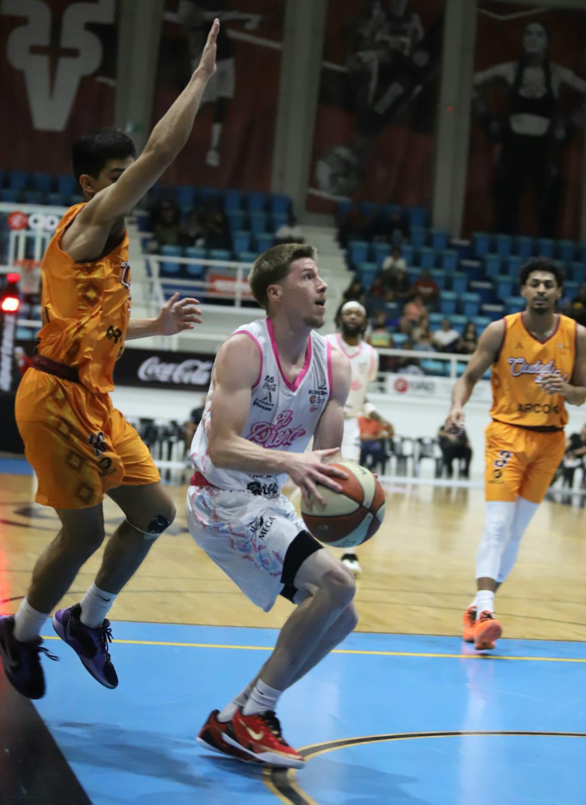 $!Venados Basketball liga triunfos en inicio de serie en el puerto