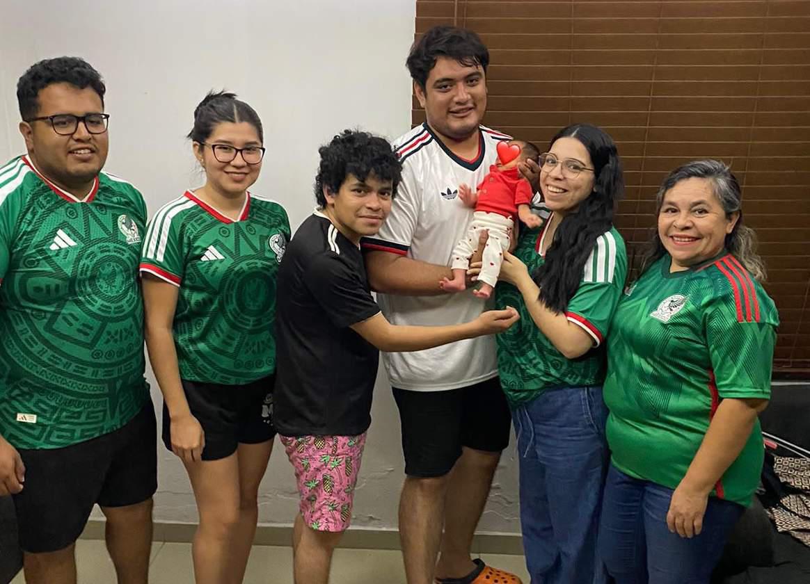$!Raúl Ibarra, Litzy Hernández, Fernando Ibarra, Alberto Mendieta con su pequeña Mía Lizeth, Delia Ibarra y Alma Osuna.