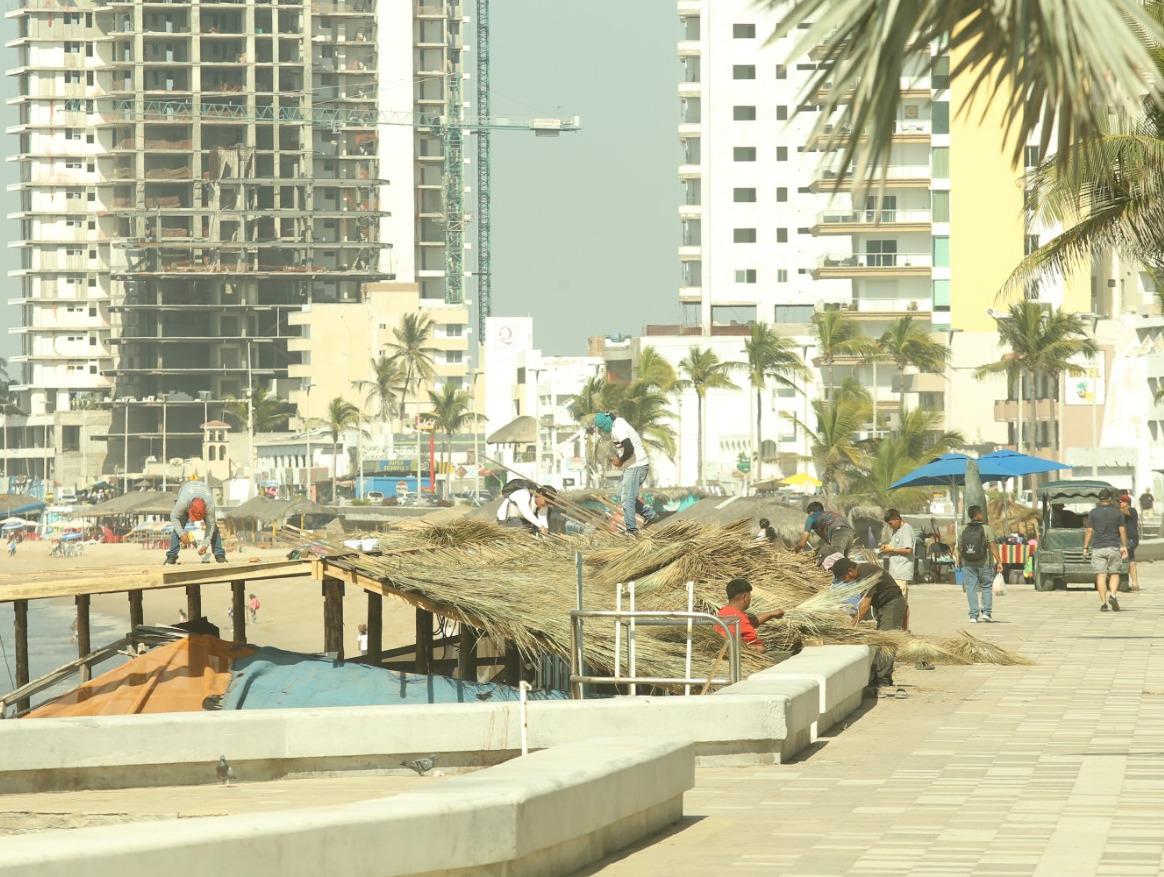 $!Continúan construcción de palapa clausurada por Profepa, en Mazatlán