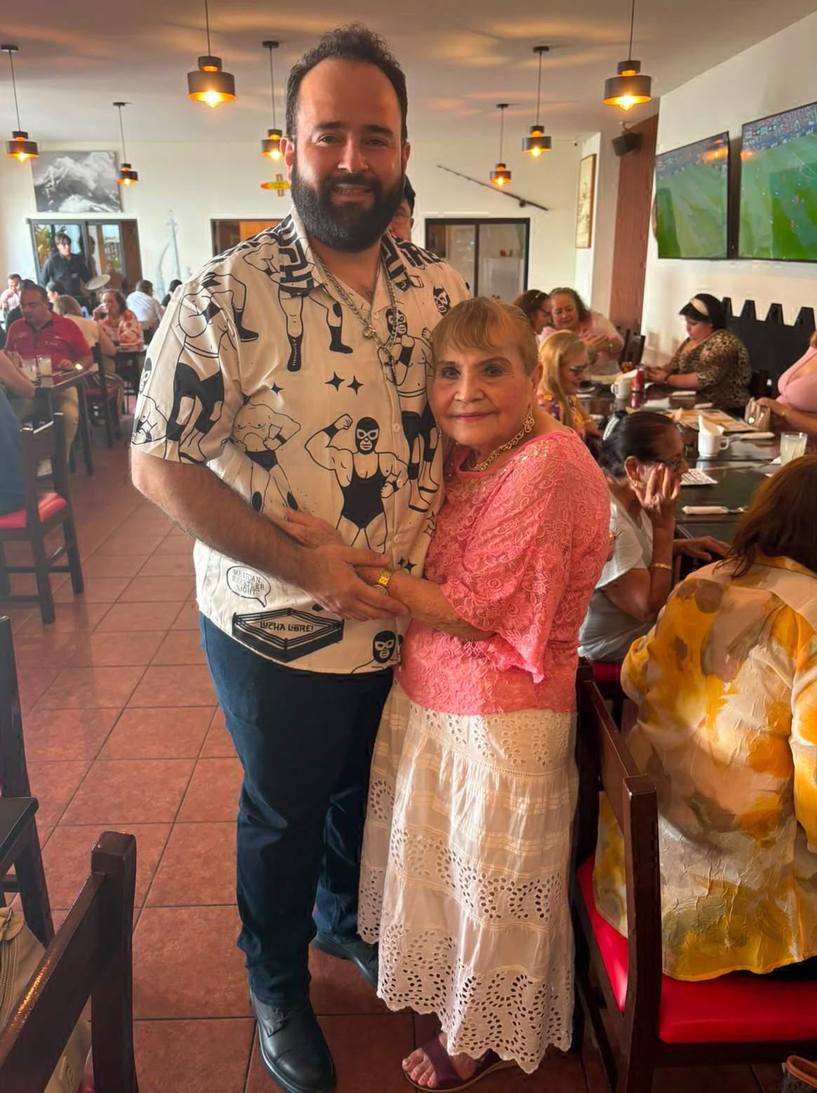 $!Silvia Sandoval junto a su nieto.