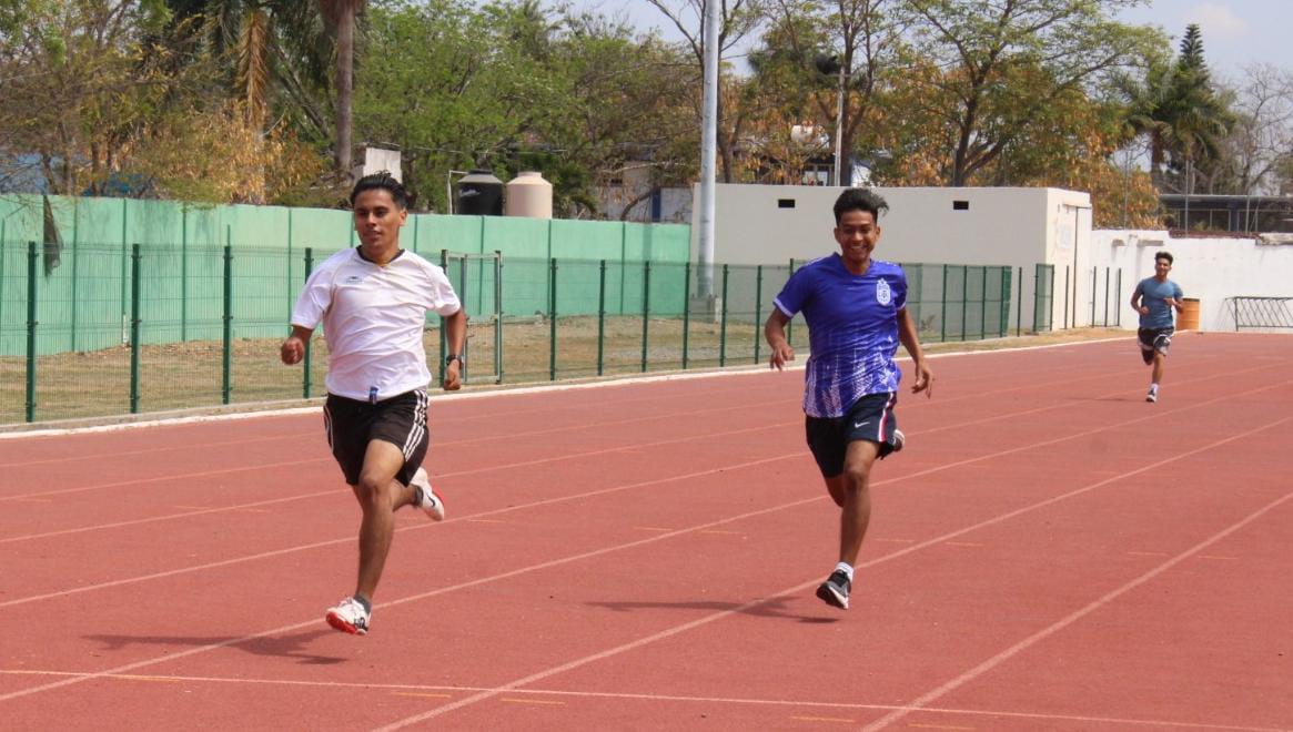$!Vuelan bachilleres en la pista de la Unidad Benito Juárez