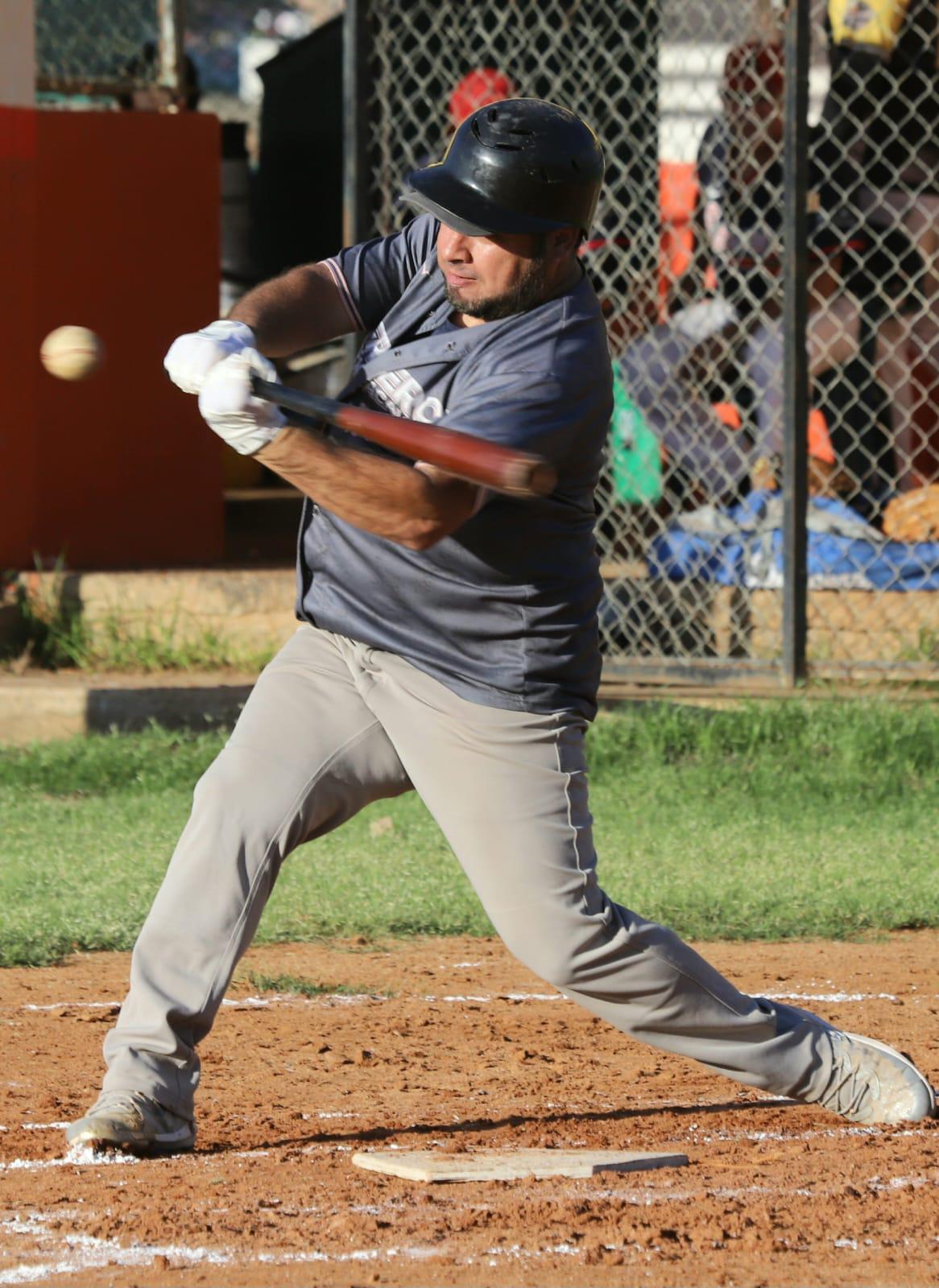 $!Team Zurdo Ramírez saca apurado triunfo en Liga de Meseros
