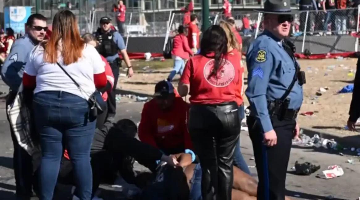 $!Un muerto y 22 heridos en tiroteo al terminar desfile de la victoria en Kansas