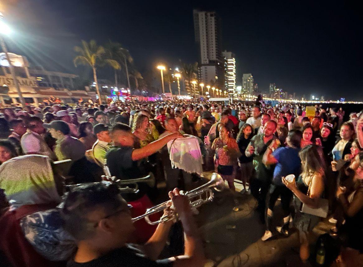 $!Se convierte malecón de Mazatlán en pista de baile este sábado de Semana Santa