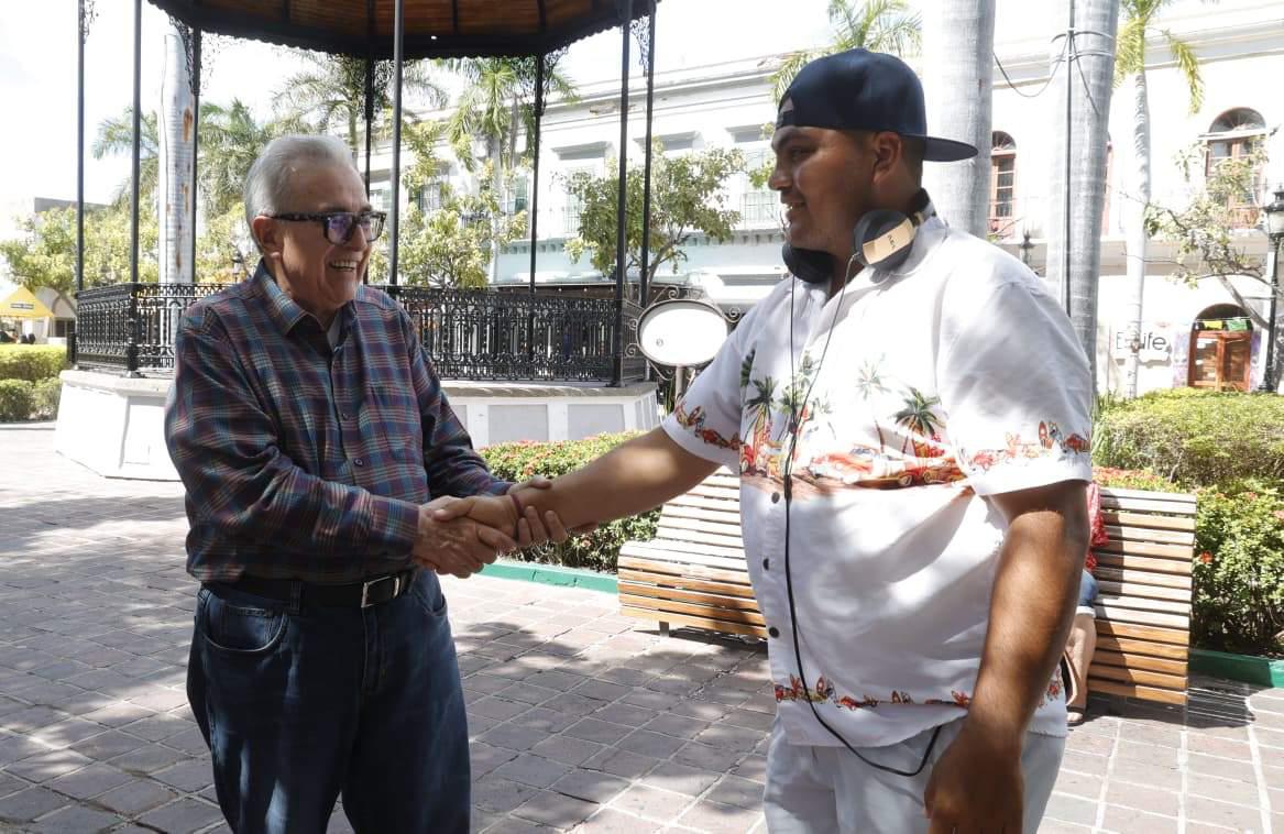 $!Gobernador Rocha Moya da la bienvenida a turistas que disfrutan del Carnaval Internacional de Mazatlán