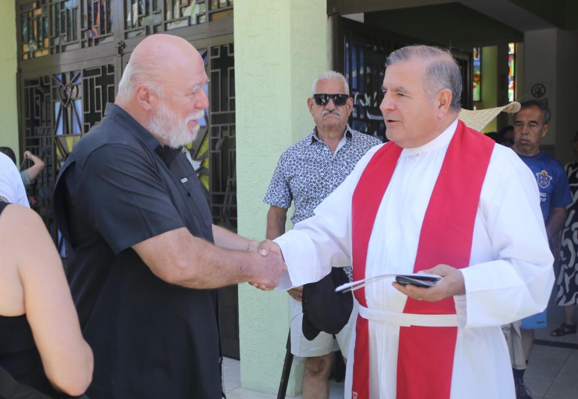 $!Manuel Clouthier saluda al Padre Santiago Villafaña.