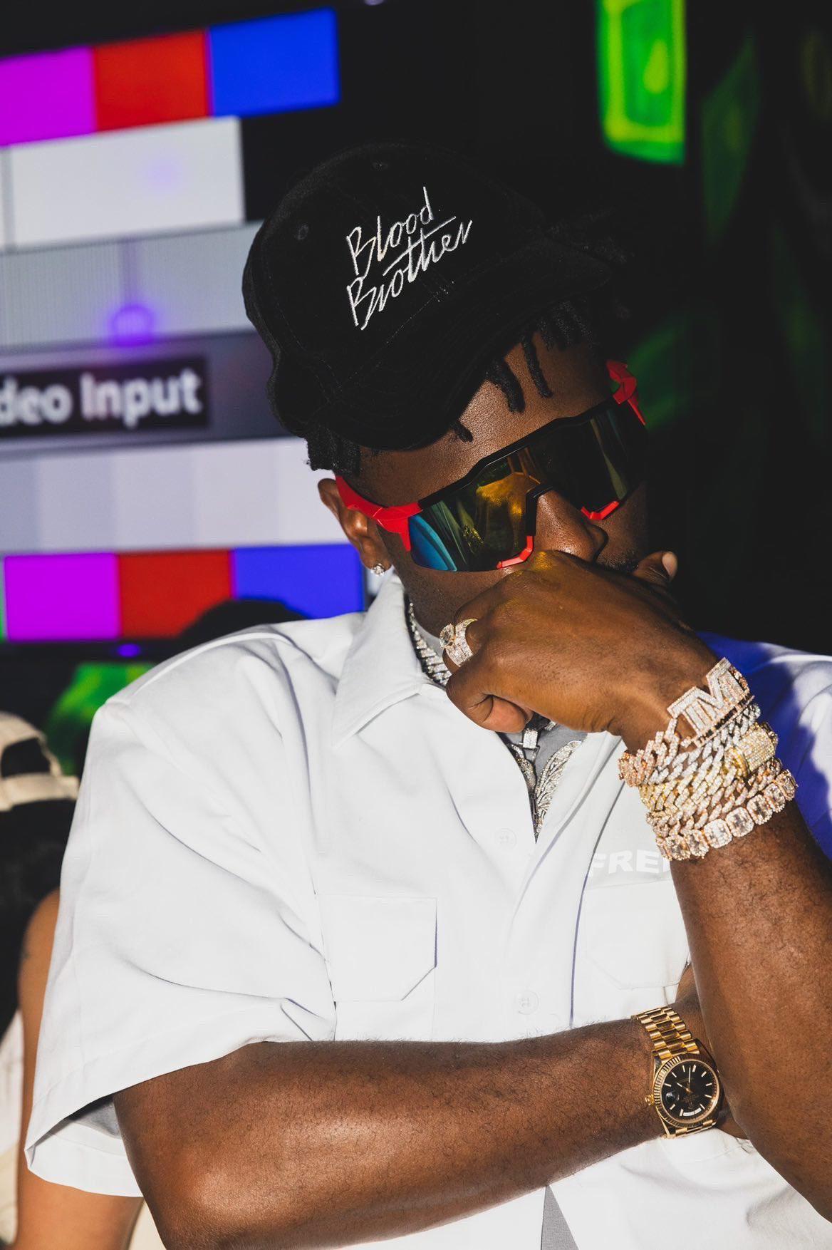 $!Antonio Brown confunde a hombre con Pitbull y le pide una foto (VIDEO)