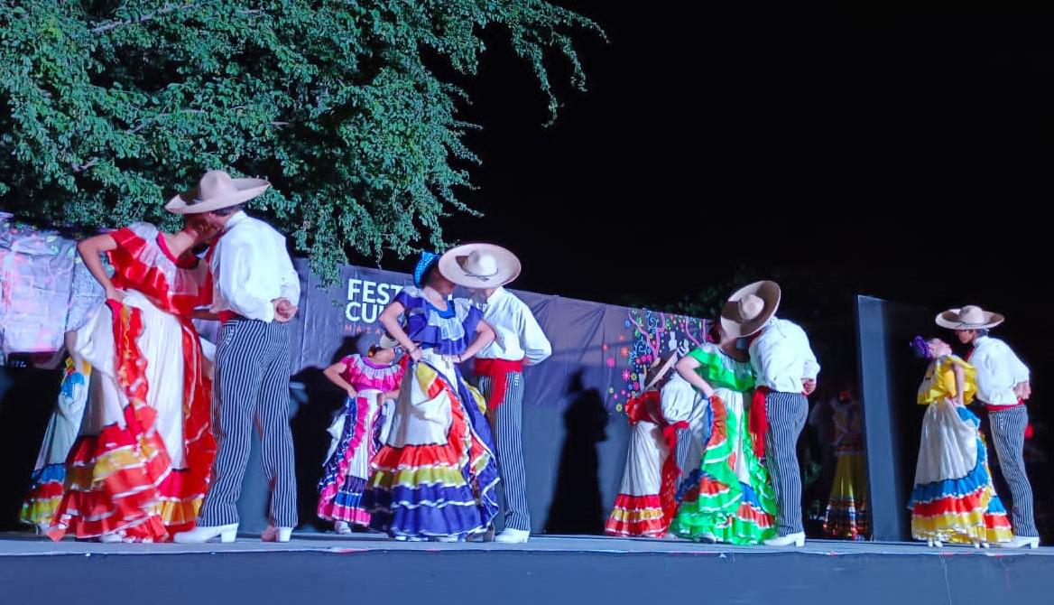 $!Alegres coreografías del estado de Jalisco presentaron los artistas.