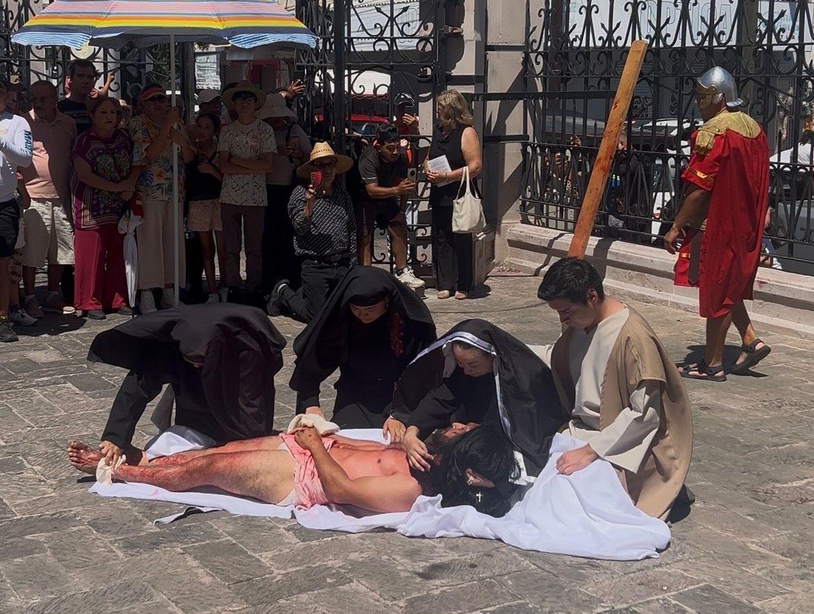 $!Celebran tradicional Viacrucis interno en Catedral de Mazatlán