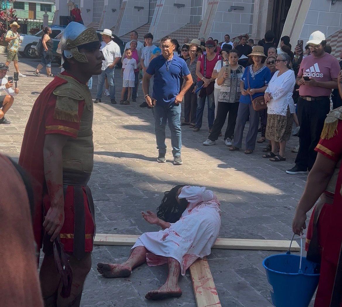 $!Celebran tradicional Viacrucis interno en Catedral de Mazatlán