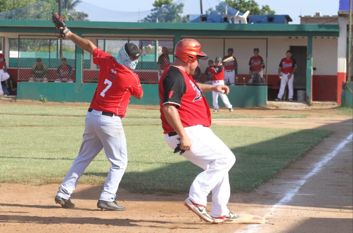 $!Zurdo Ramírez Team amarra la cima de la Liga de Beisbol Meseros al Bat
