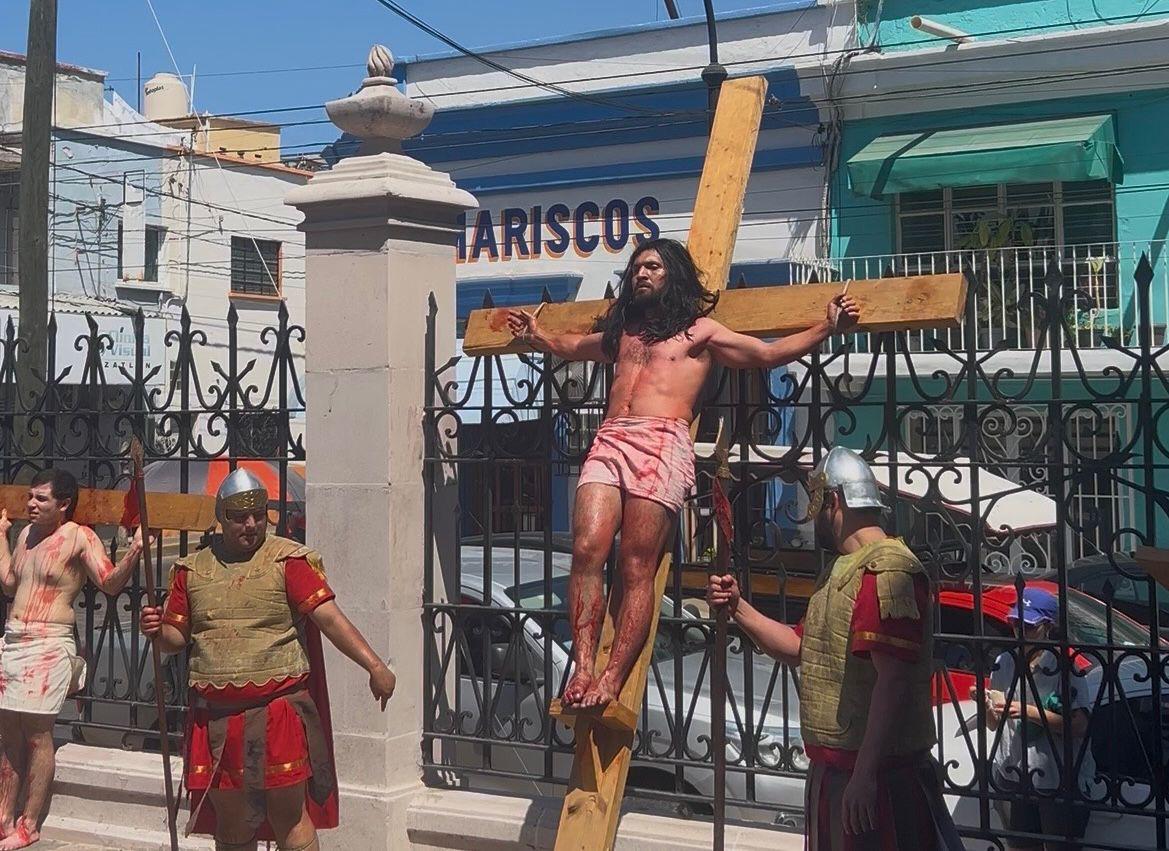 $!Celebran tradicional Viacrucis interno en Catedral de Mazatlán