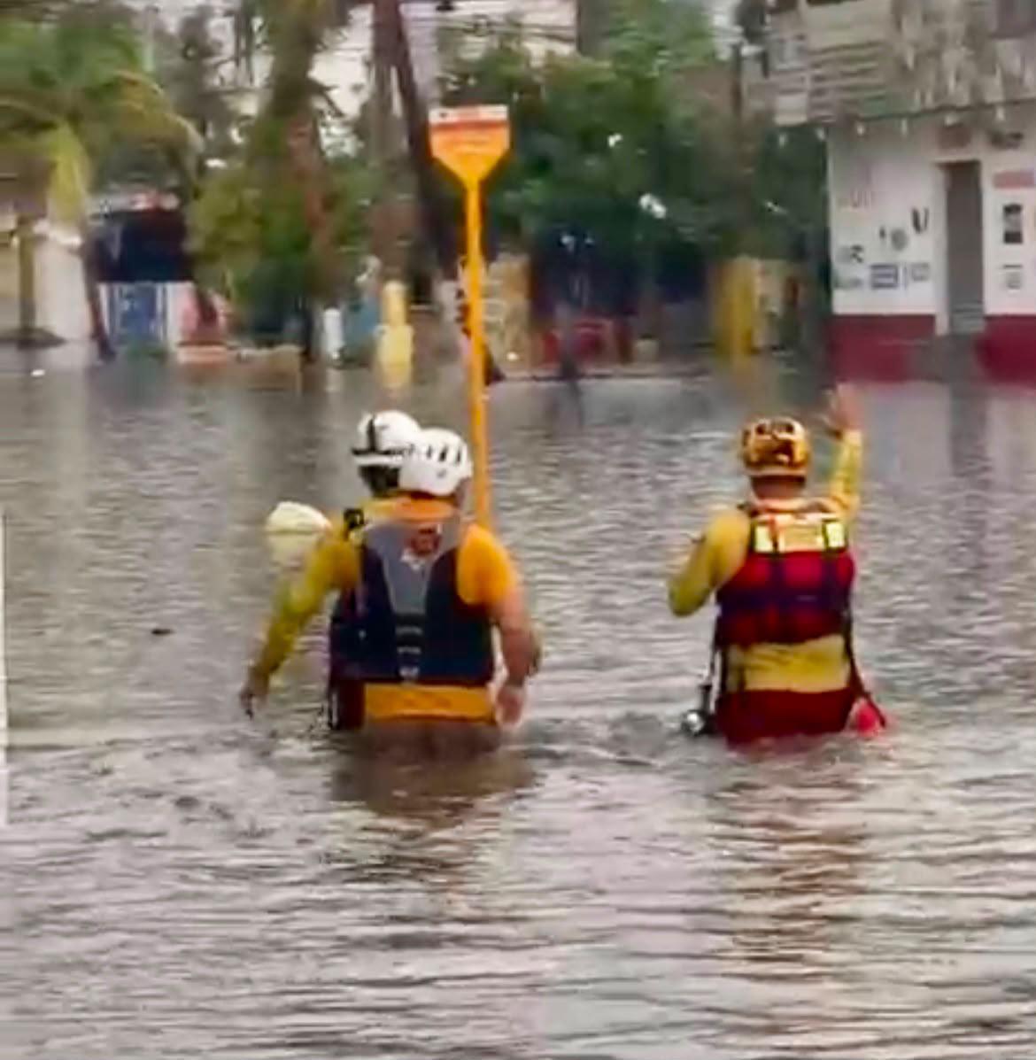 $!Atienden 74 reportes en 24 colonias y activaron cierres preventivos en avenidas de Mazatlán para salvaguardar a la población tras las lluvias