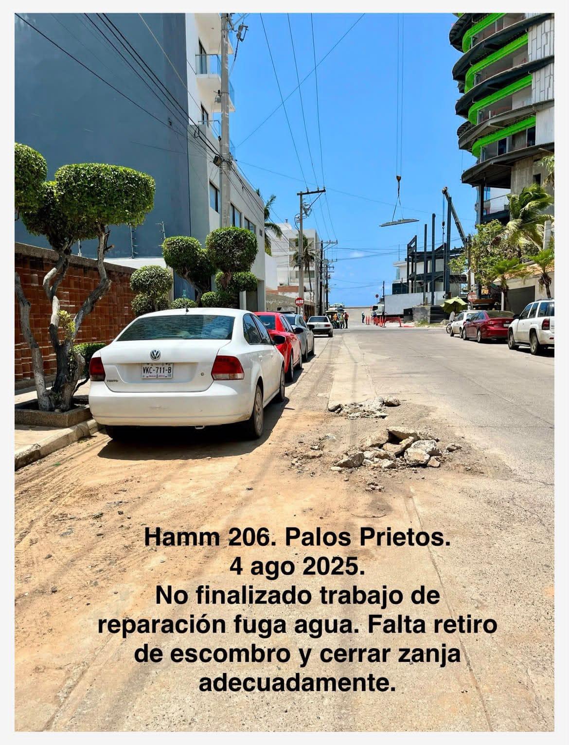 $!Vecinos de Mazatlán preparan pastel para celebrar que Jumapam tiene un año sin reparar zanja