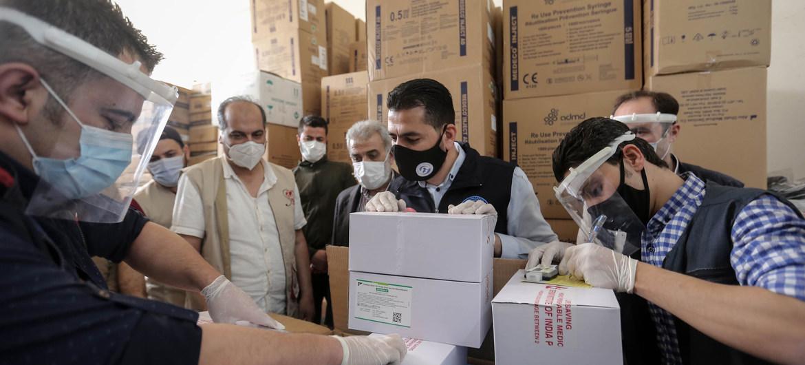 $!Abren cajas con la primera entrega de vacunas de COVAX contra el Covid-19 en Siria.