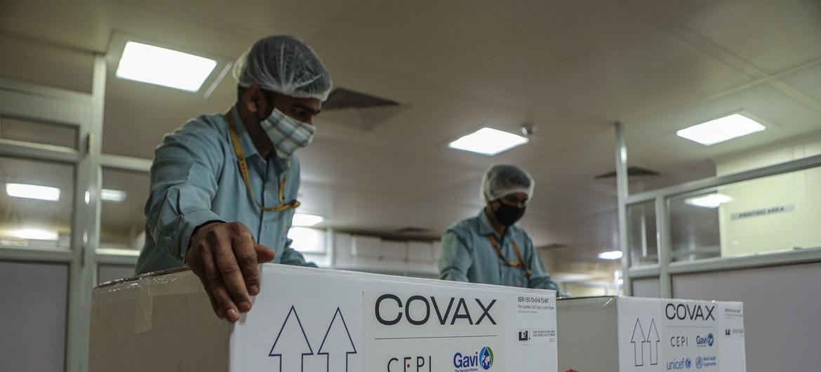 $!Empleados de UNICEF en la India se preparan para exportar un cargamento de vacunas de COVAX.