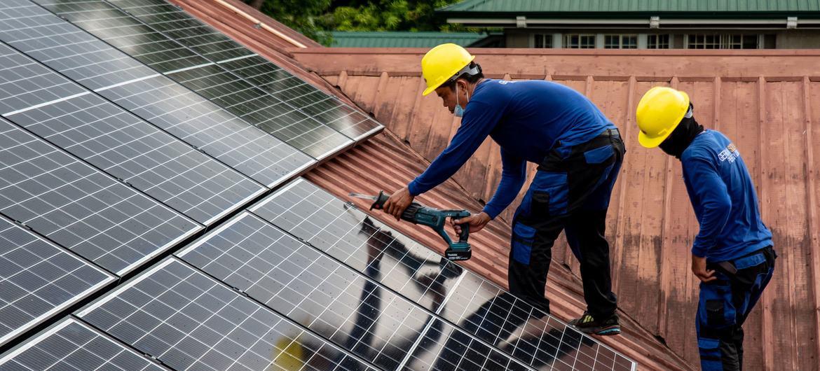 $!Trabajadores de PHILERGY, proveedor e instalador germano-filipino de energía solar, instalan paneles solares en una casa de Manila (Filipinas).