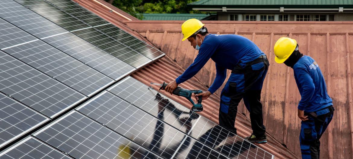$!Trabajadores de PHILERGY, proveedor e instalador germano-filipino de energía solar, instalan paneles solares en una casa de Manila (Filipinas).