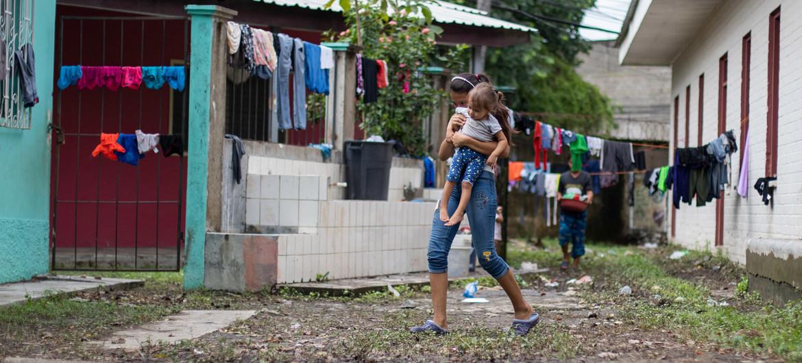 $!Una joven y su pequeña prima desplazadas por los huracanes Iota y Eta en Honduras.