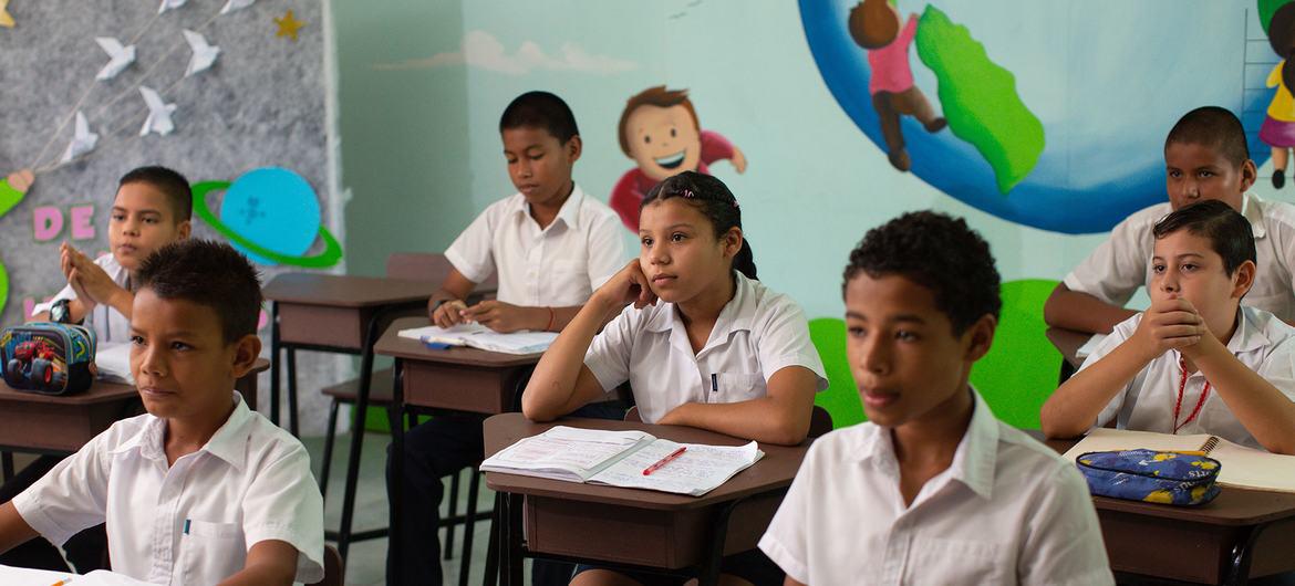 $!Provincia Limón en Costa Rica. 16 de junio de 2023. La escuela Vega del Río Palacios tiene una población de 50 alumnos. Los que viven más cerca de la escuela pueden ir andando. Otros tienen que recorrer varios kilómetros en bicicleta o a caballo desde la vecindad.