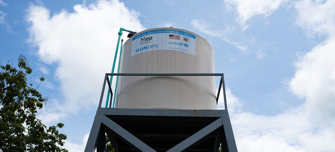 $!Escuela Vegas de Río Palacios en Limón, Costa Rica. 15 de junio de 2023. Una de las mejoras de infraestructura realizadas por UNICEF consiste en un nuevo tanque con mayor capacidad que puede almacenar agua hasta por dos días. El tanque también tiene una tapa más ancha que permite darle mejor mantenimiento y cuidar la limpieza del mismo, mejorando así la calidad del agua.