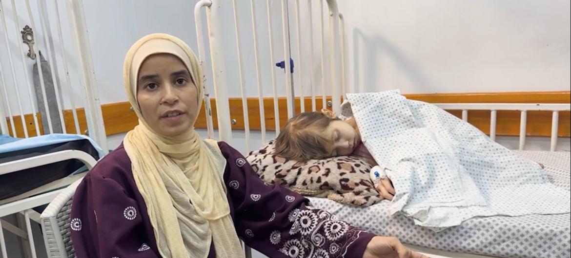 $!La madre de Jana Ayed, Nesma, sentada junto a su cama de hospital cuando estaba siendo tratada por desnutrición.