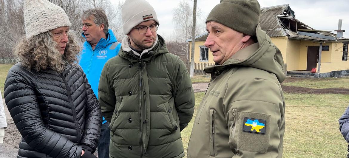 $!La coordinadora residente Denise Brown (izquierda) habla con los residentes de Hroza durante su visita en las vacaciones de Navidad (foto de archivo).