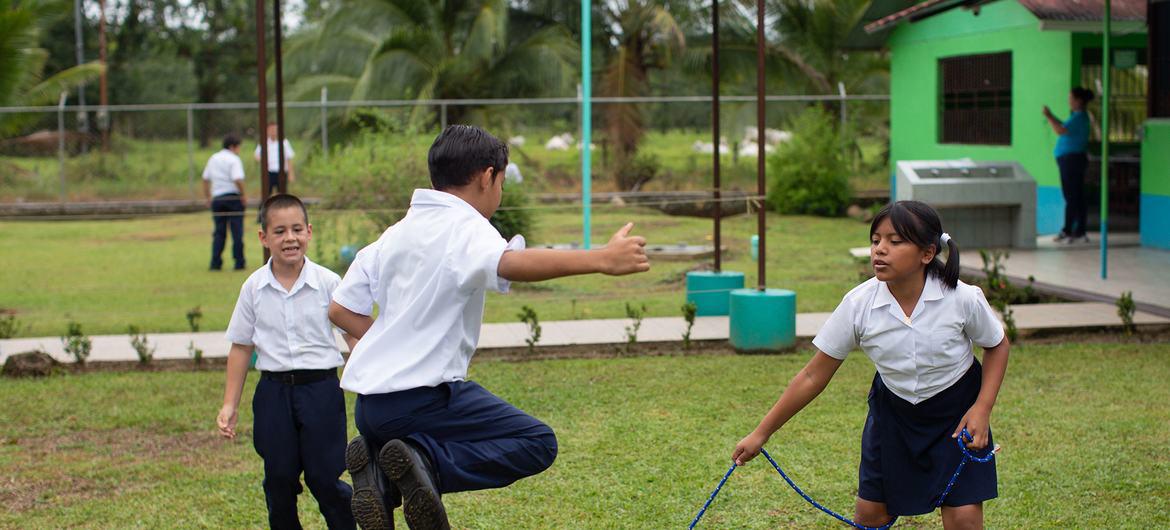 $!Ana Martínez (10), juega con sus compañeros durante el recreo. Antes de la mejora de infraestructura de agua y saneamiento, la escuela suspendía las clases una o dos veces al mes por la falta de agua.