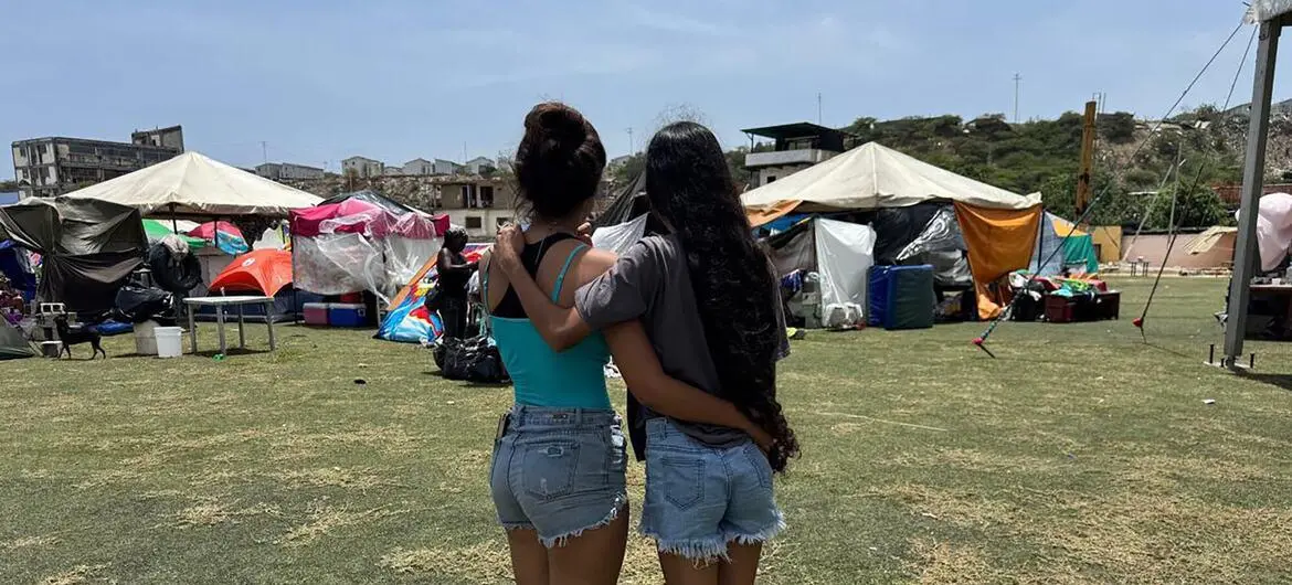$!Esther y Reinalis, amigas de la infancia y ahora desplazadas por el terremoto, en el estadio César Nieves de La Guaira.