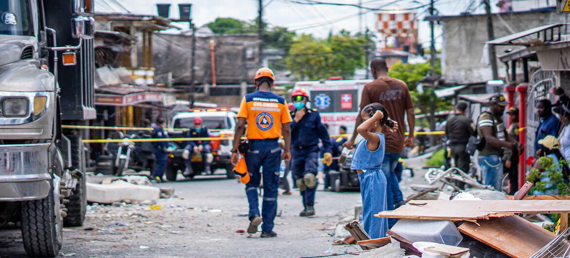 $!Los equipos de emergencia inspeccionan una calle llena de escombros por el terremoto en Quibdó, Chocó, Colombia.