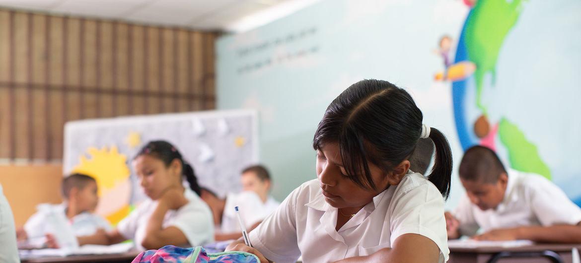 $!Ana Martínez (10) toma apuntes en su cuaderno durante las clases en la escuela Vegas de Río Palacios en Limón (Costa Rica). 16 de junio de 2023.