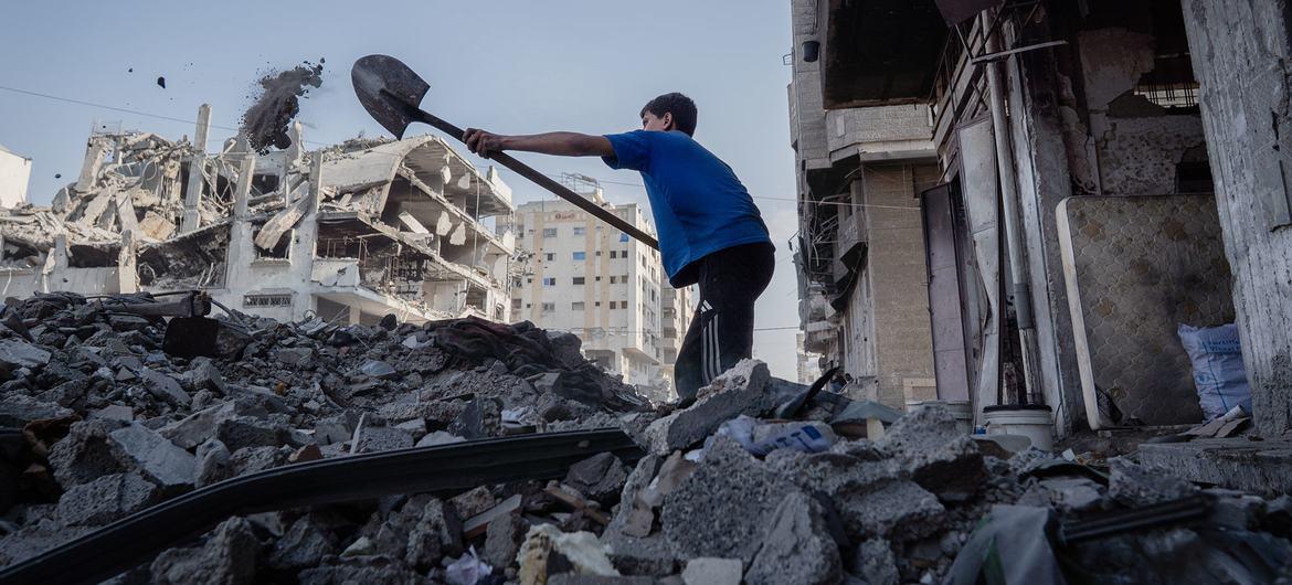 $!Un adolescente retira escombros de una vivienda en la ciudad de Gaza.