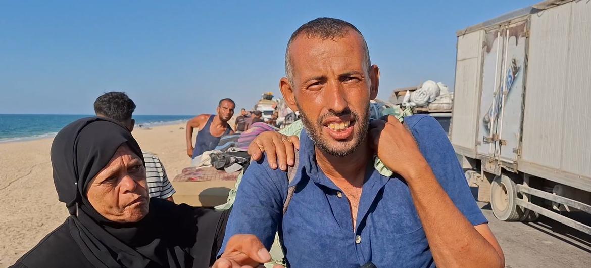 $!‘No tenemos dinero, ni tienda, ni nada’: familias enteras huyen a pie de la ciudad de Gaza sin refugio ni transporte