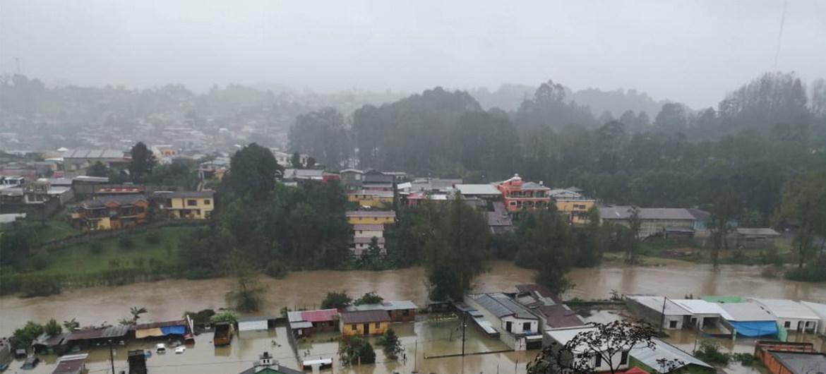 $!Daños causados por los huracanes Eta e Iota en la ciudad guatemalteca de San Pedro Carcha.