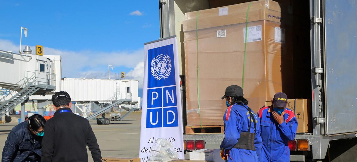 $!Los equipos del PNUD reciben equipos de laboratorio para facilitar el aumento de las pruebas Covid-19 en Bolivia.