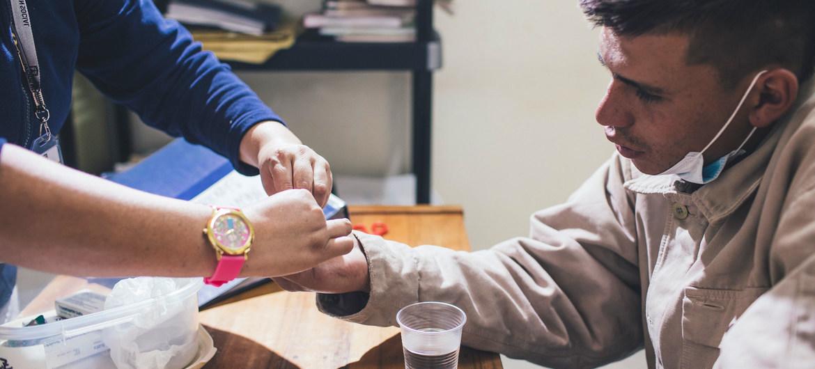 $!Un paciente recibe tratamiento contra la tuberculosis en Lima.