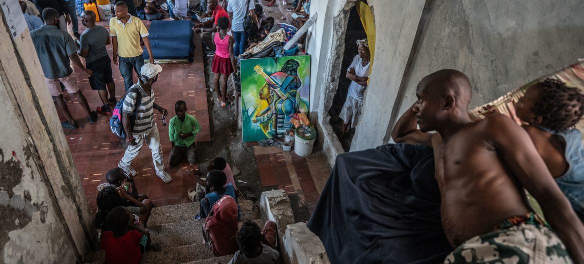 $!Personas que han huido de sus hogares debido a la inseguridad encuentran refugio en un teatro del centro de Puerto Príncipe (octubre de 2023).