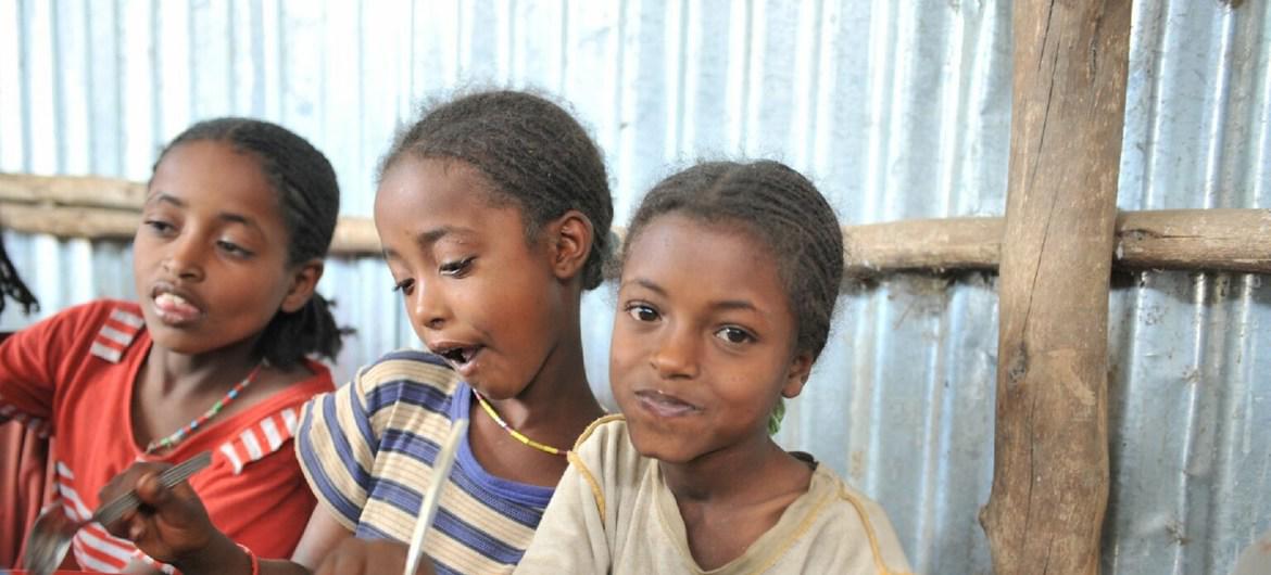 $!Tres niñas etíopes reciben un almuerzo escolar todos los días en una escuela beneficiada por el PMA.