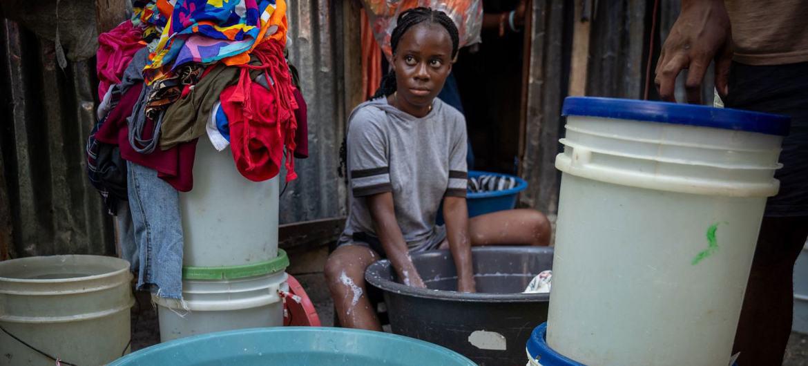 $!Una joven lava ropa en un campamento para desplazados en Puerto Príncipe, Haití.