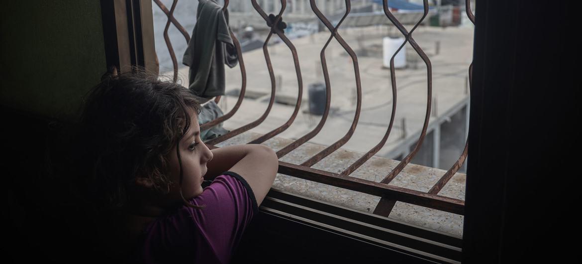 $!Una niña palestina mira por la ventana de su habitación en la Franja de Gaza.